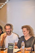 Οι «Μαύροι Πίνακες», η σειρά-φαινόμενο της χρονιάς, έγιναν βιβλίο !